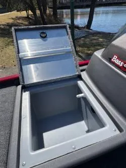 Slide: The Image of Tracker Bass Tracker Classic XL 2025 - 96
