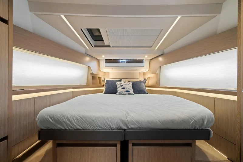 Slide: The Image of Sealine C430 2022 - 18