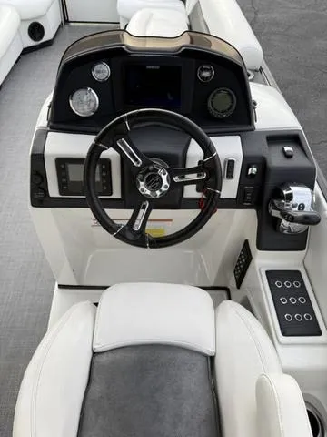 Slide: The Image of Landau 2700 Signature Cruise Sport Rear Lounge Tri-Log 2019 - 5