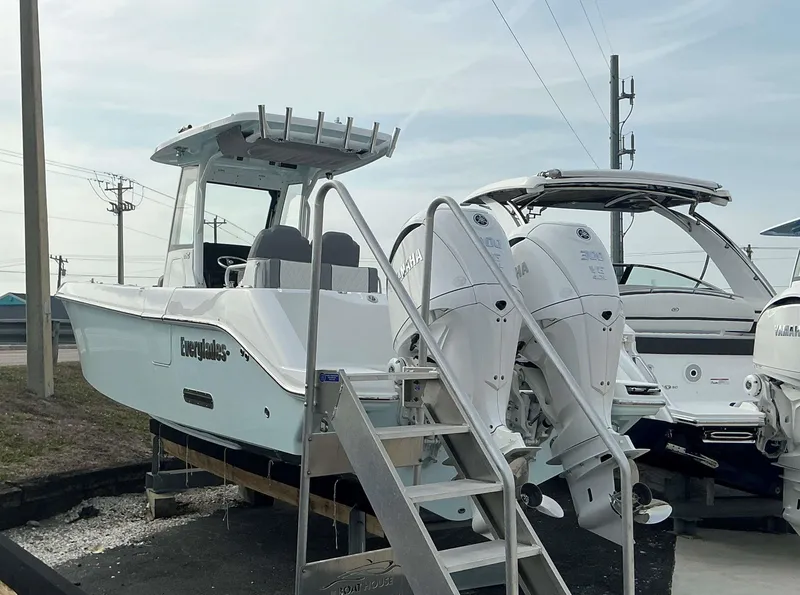 Slide: The Image of 2025 Everglades 285 CC boat with dual Yamaha engines on display. - 4