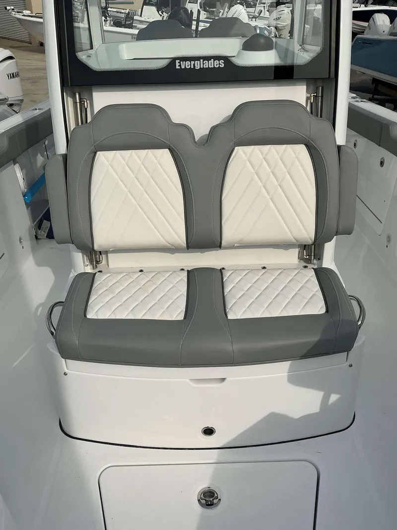 Slide: The Image of 2025 Everglades 285 CC boat with dual cushioned seats, gray and white upholstery. - 9