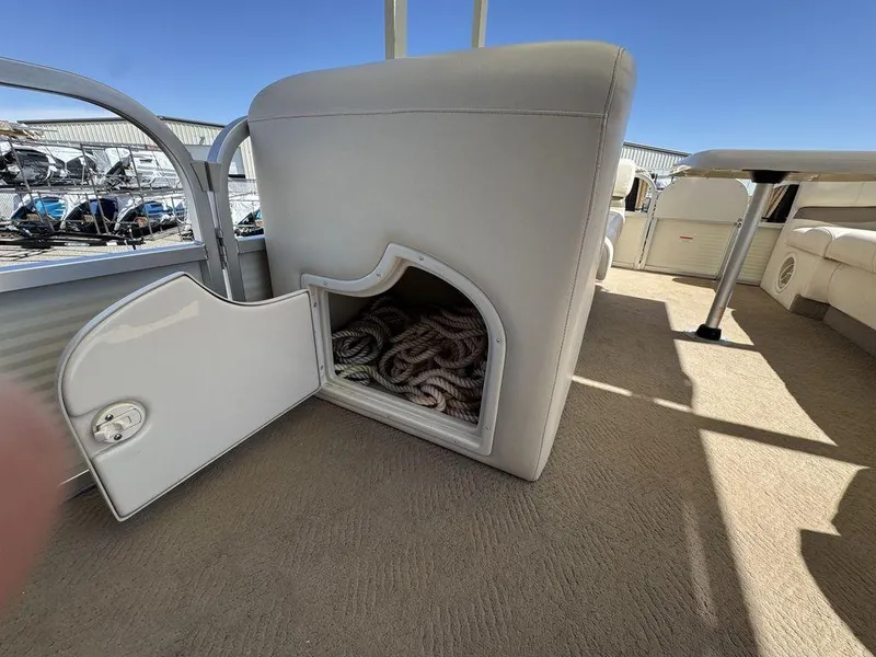 Slide: The Image of Sun Tracker 31 Party Cruiser 2006 - 120