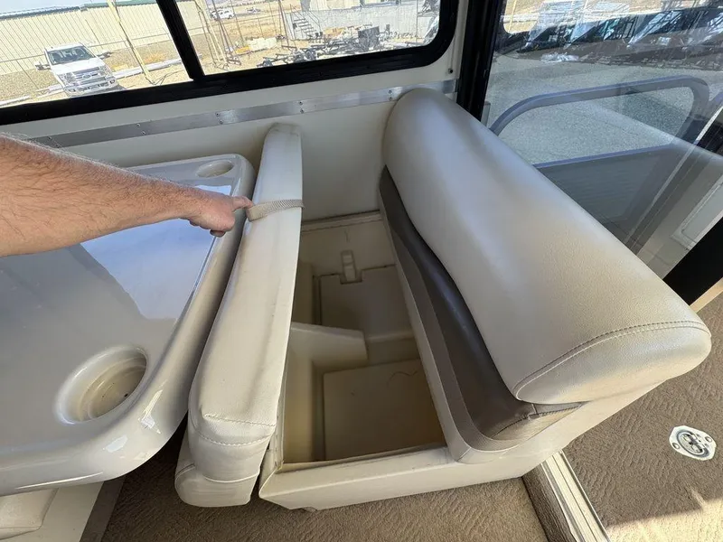 Slide: The Image of Sun Tracker 31 Party Cruiser 2006 - 126