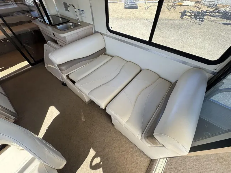 Slide: The Image of Sun Tracker 31 Party Cruiser 2006 - 128