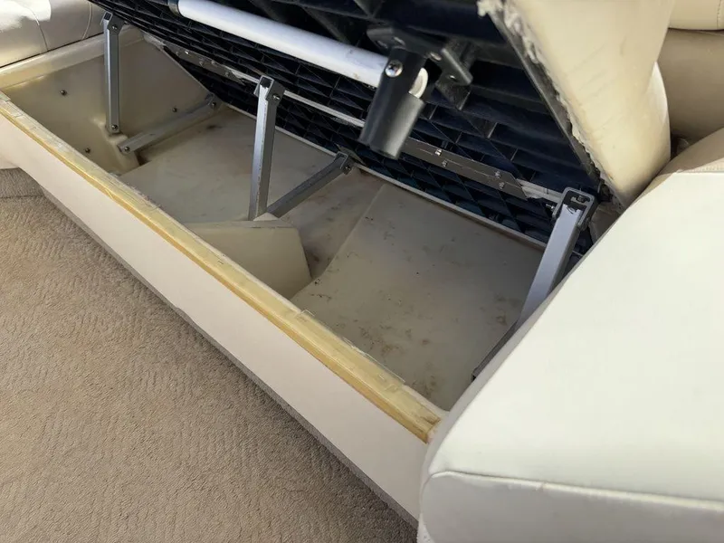 Slide: The Image of Sun Tracker 31 Party Cruiser 2006 - 131