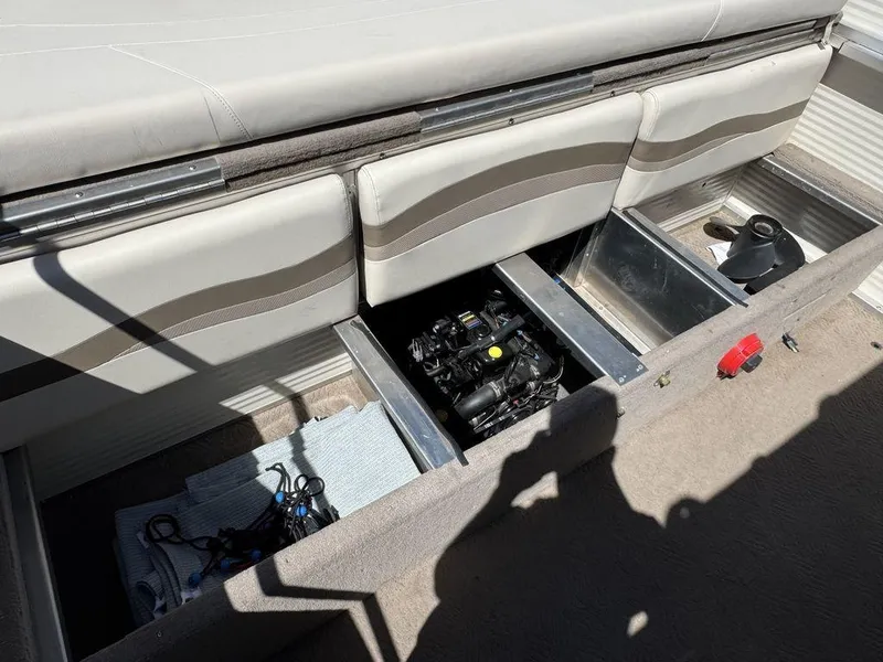 Slide: The Image of Sun Tracker 31 Party Cruiser 2006 - 136