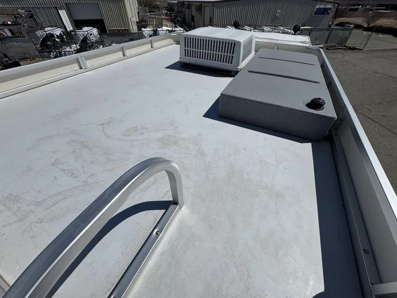 Slide: The Image of Sun Tracker 31 Party Cruiser 2006 - 142