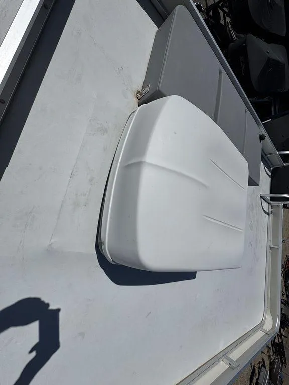 Slide: The Image of Sun Tracker 31 Party Cruiser 2006 - 146