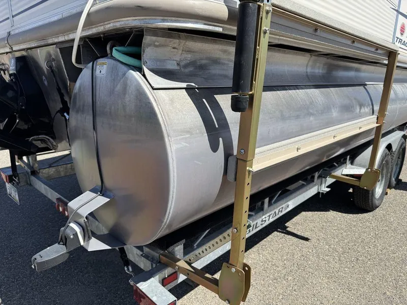 Slide: The Image of 2006 Sun Tracker Party Cruiser 32 pontoon boat on trailer, rear view. - 29