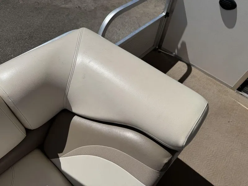 Slide: The Image of Sun Tracker 31 Party Cruiser 2006 - 51