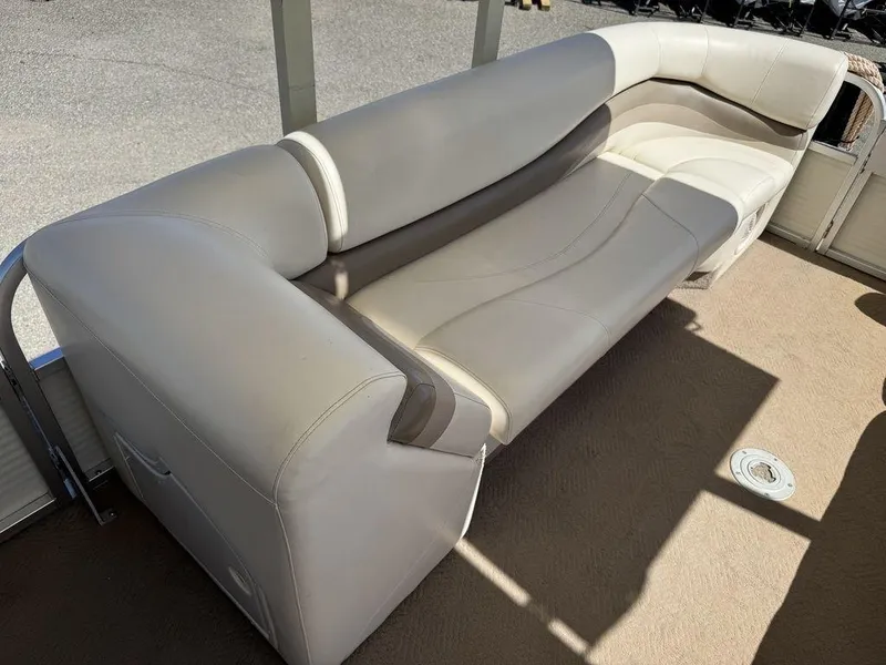 Slide: The Image of Sun Tracker 31 Party Cruiser 2006 - 53