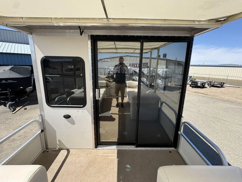 Slide: The Image of Sun Tracker 31 Party Cruiser 2006 - 58