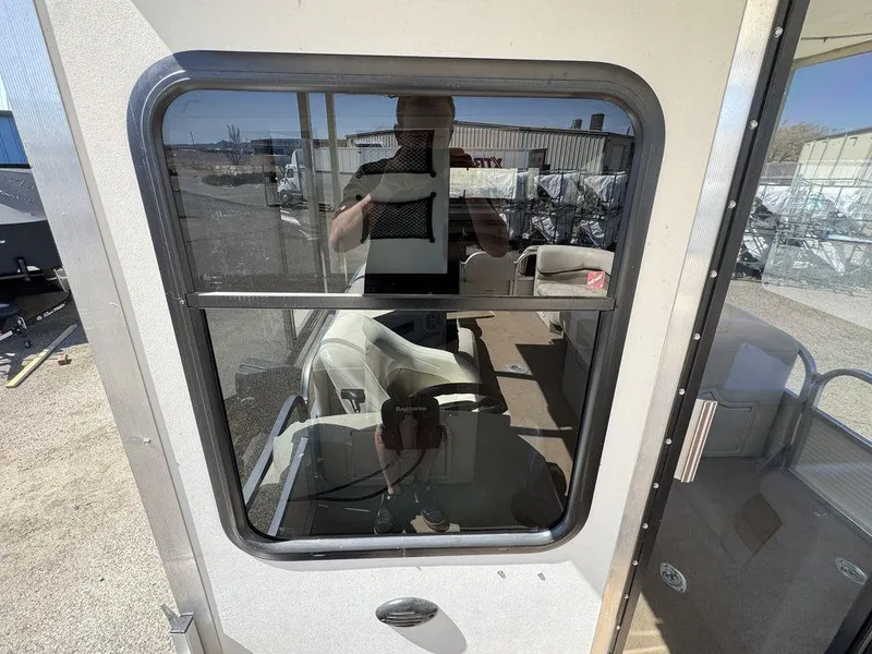 Slide: The Image of Sun Tracker 31 Party Cruiser 2006 - 60