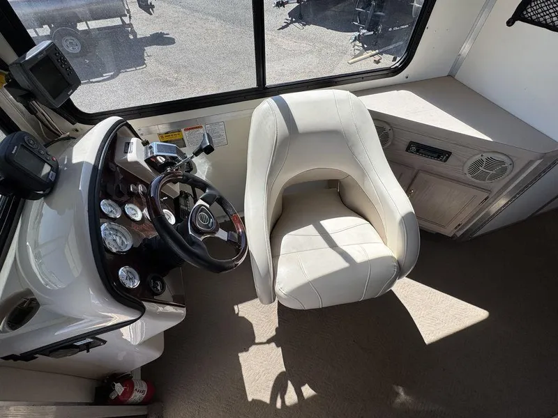 Slide: The Image of Sun Tracker 31 Party Cruiser 2006 - 70