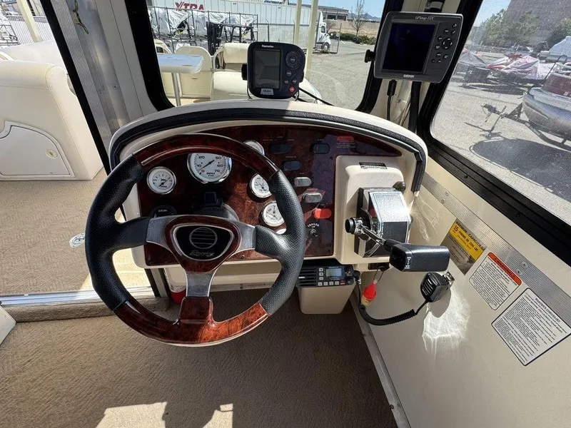 Slide: The Image of Sun Tracker 31 Party Cruiser 2006 - 71