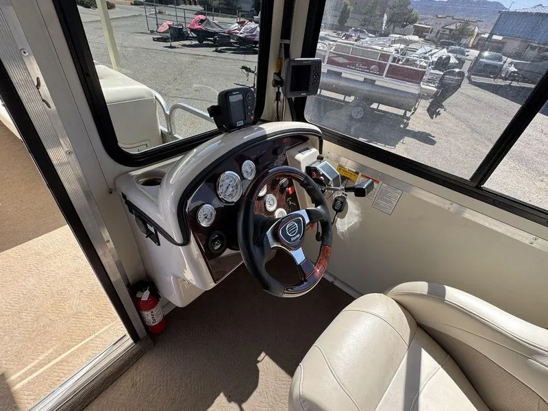 Slide: The Image of Sun Tracker 31 Party Cruiser 2006 - 73