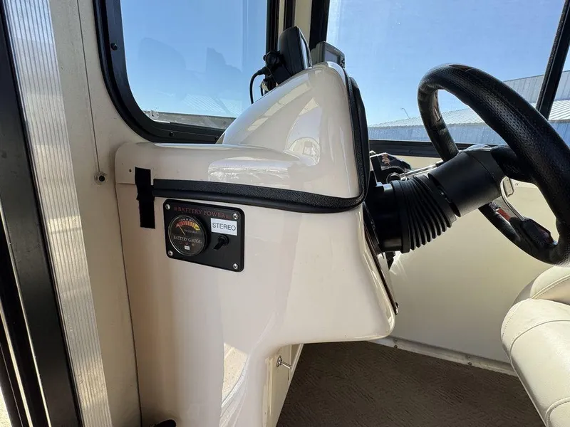 Slide: The Image of Sun Tracker 31 Party Cruiser 2006 - 74