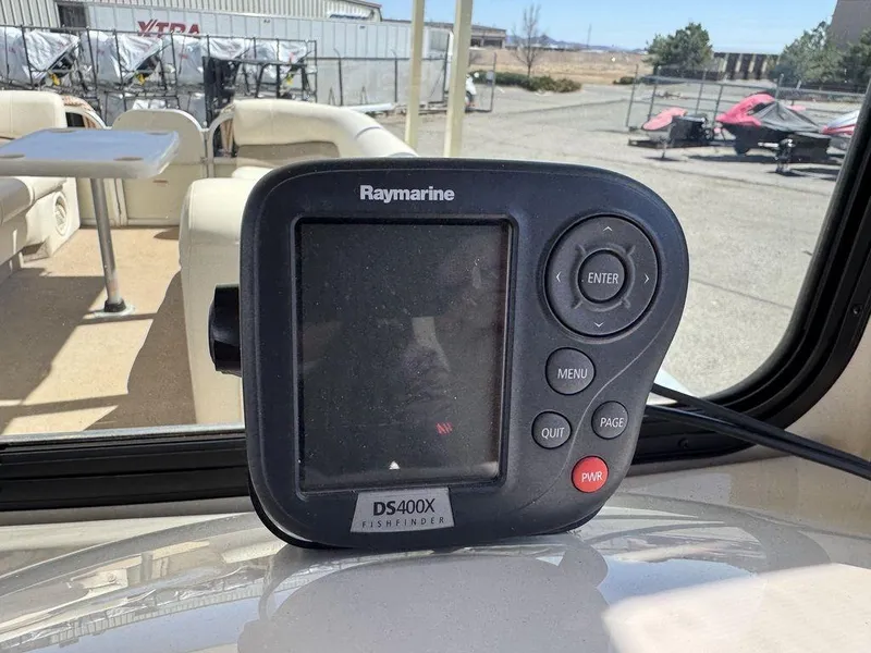 Slide: The Image of Sun Tracker 31 Party Cruiser 2006 - 75