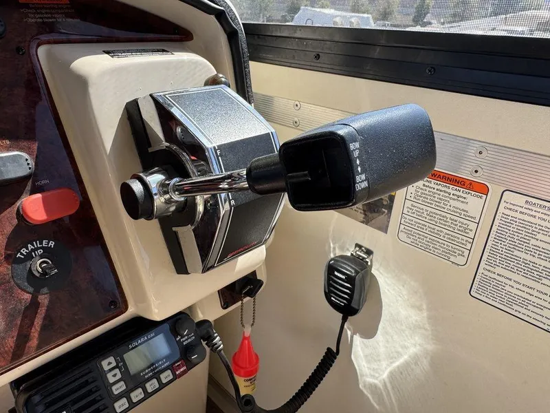 Slide: The Image of Sun Tracker 31 Party Cruiser 2006 - 80