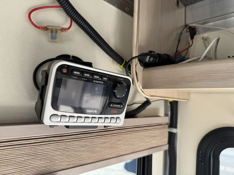 Slide: The Image of Sun Tracker 31 Party Cruiser 2006 - 83