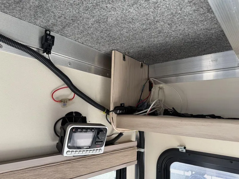 Slide: The Image of Sun Tracker 31 Party Cruiser 2006 - 84