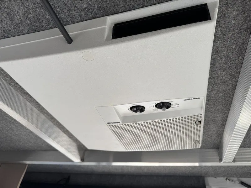 Slide: The Image of Sun Tracker 31 Party Cruiser 2006 - 85