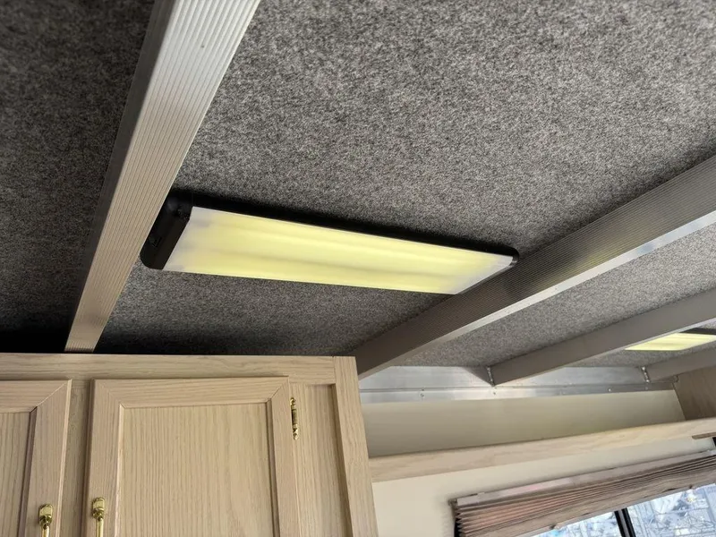 Slide: The Image of Sun Tracker 31 Party Cruiser 2006 - 89