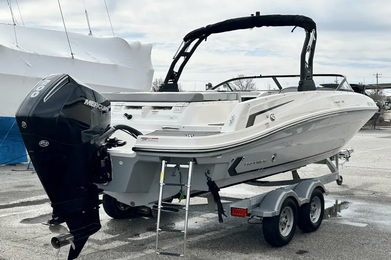 Slide: The Image of Bayliner VR6 Bowrider 2023 - 4