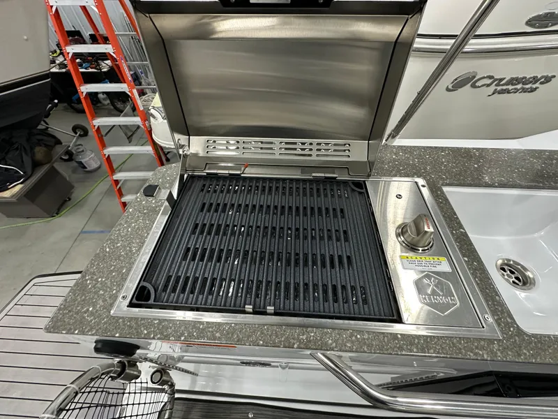Slide: The Image of Outdoor grill and sink on a 2021 Four Winns Vista 275 boat. - 6