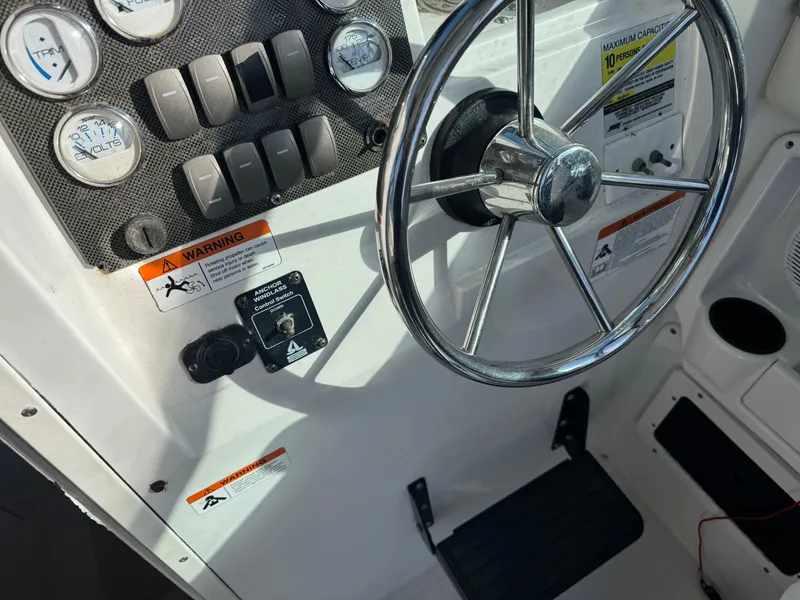 Slide: The Image of 2004 Seaswirl Striper 2601 Walkaround I/O boat interior with seating and helm. - 19
