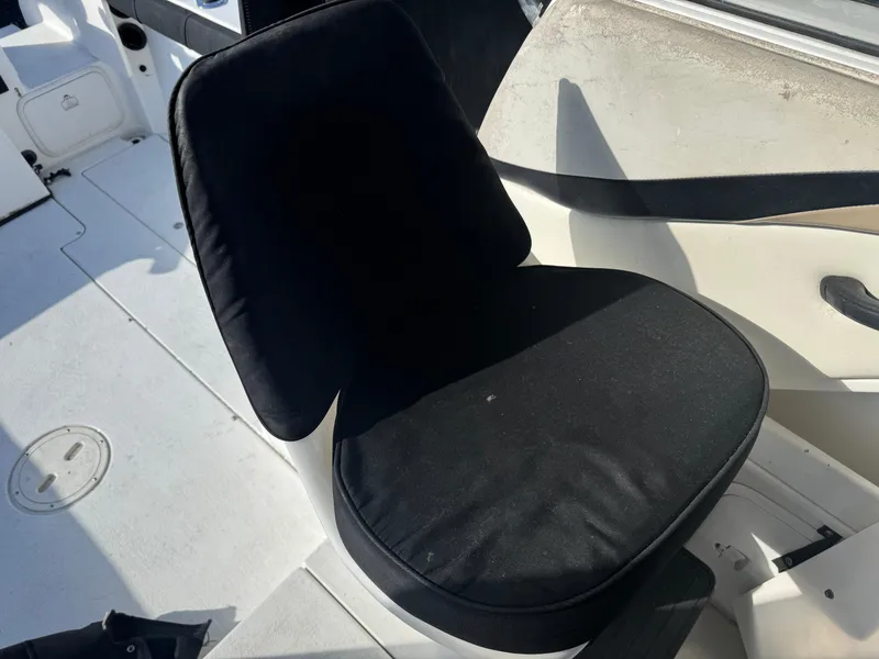 Slide: The Image of Black cushioned seat on 2004 Seaswirl Striper 2601 Walkaround I/O boat deck. - 4