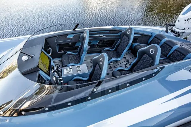 Slide: The Image of Fountain Thundercat 34 2025 - 2