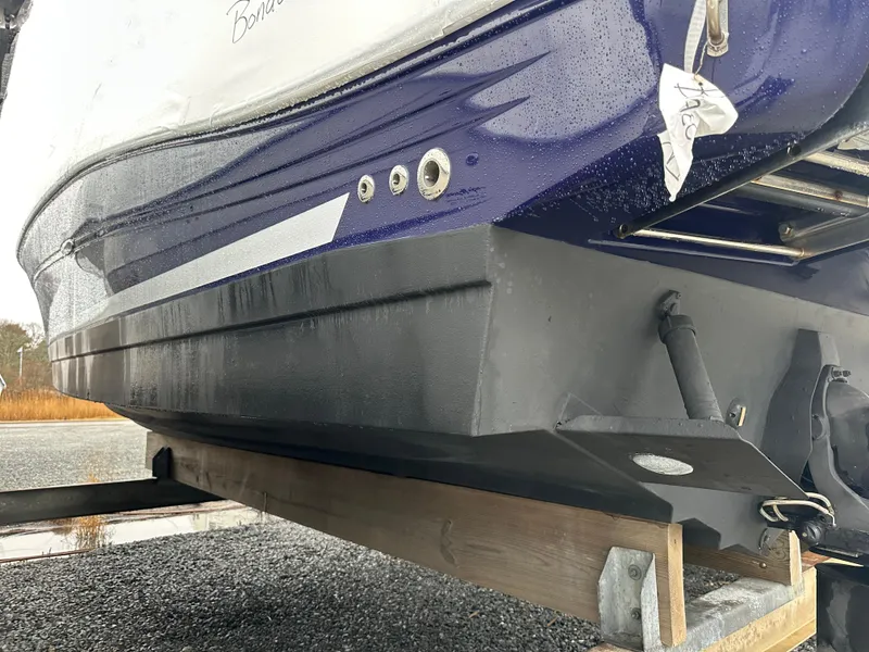 Slide: The Image of 2005 Sea Ray 260 Sundancer boat hull on trailer, close-up view. - 3