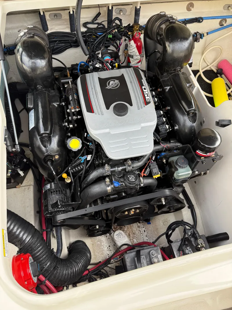 Slide: The Image of Sea Ray 240 Sundeck 2010 - 15