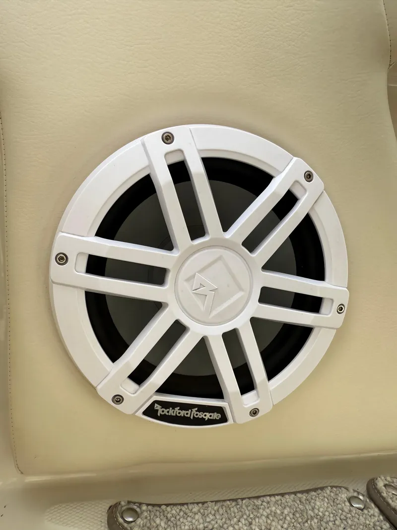 Slide: The Image of Sea Ray 240 Sundeck 2010 - 18