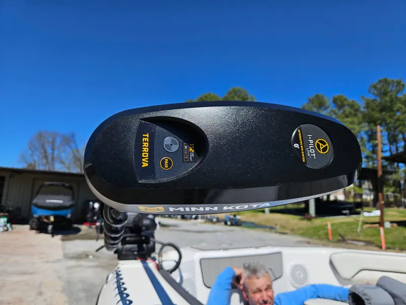 Slide: The Image of 2021 Yamaha Boats 210 FSH Deluxe with Minn Kota Terrova motor, outdoor setting. - 33