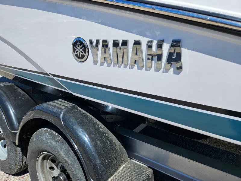 Slide: The Image of 2021 Yamaha Boats 210 FSH Deluxe, side view with logo and trailer. - 35