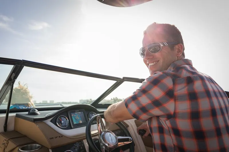 Slide: The Image of Sea Ray 270 Sundeck Outboard 2016 - 13