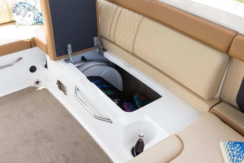 Slide: The Image of Sea Ray 270 Sundeck Outboard 2016 - 29