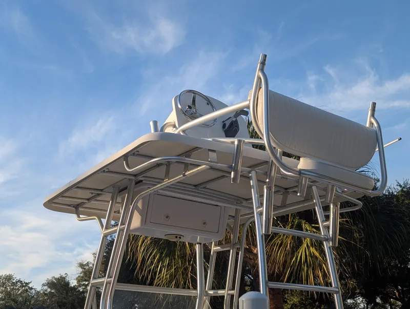 Slide: The Image of 2003 Pro-Line 22 Sport boat tower against a clear blue sky. - 33