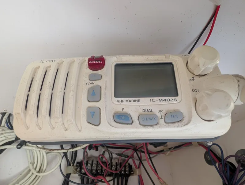 Slide: The Image of VHF marine radio IC-M402S on a 2003 Pro-Line 22 Sport boat. - 9