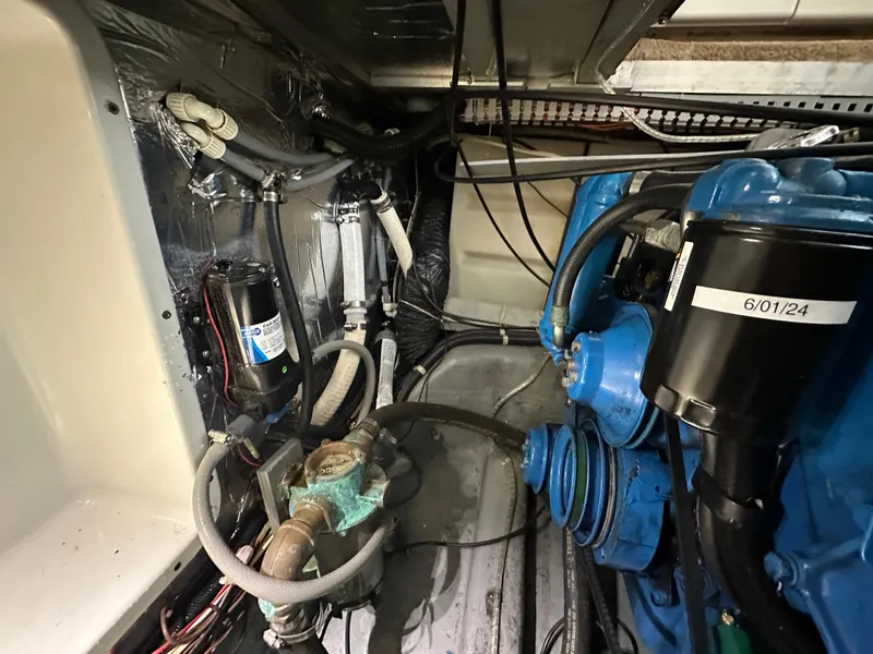 Slide: The Image of Carver Yachts 370 Voyager 1994 - 51