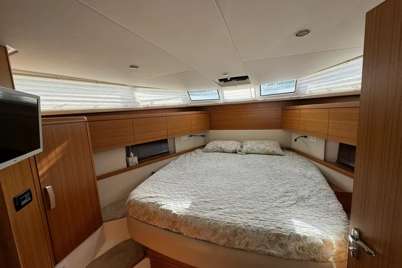 Slide: The Image of Greenline 40 Hybrid 2022 - 103