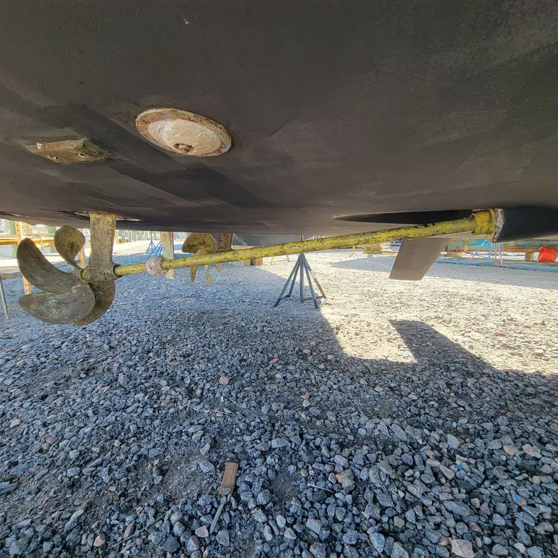 Slide: The Image of Underwater view of 2022 Greenline 40 Hybrid boat's propeller and shaft. - 18