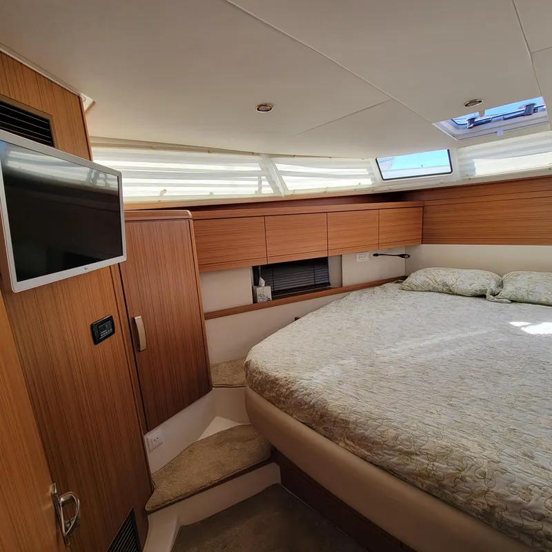 Slide: The Image of Greenline 40 Hybrid 2022 - 54