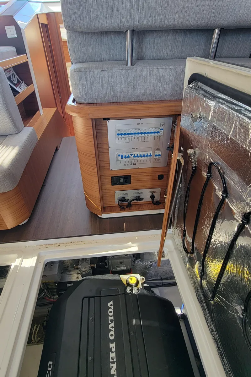 Slide: The Image of Greenline 40 Hybrid 2022 - 70