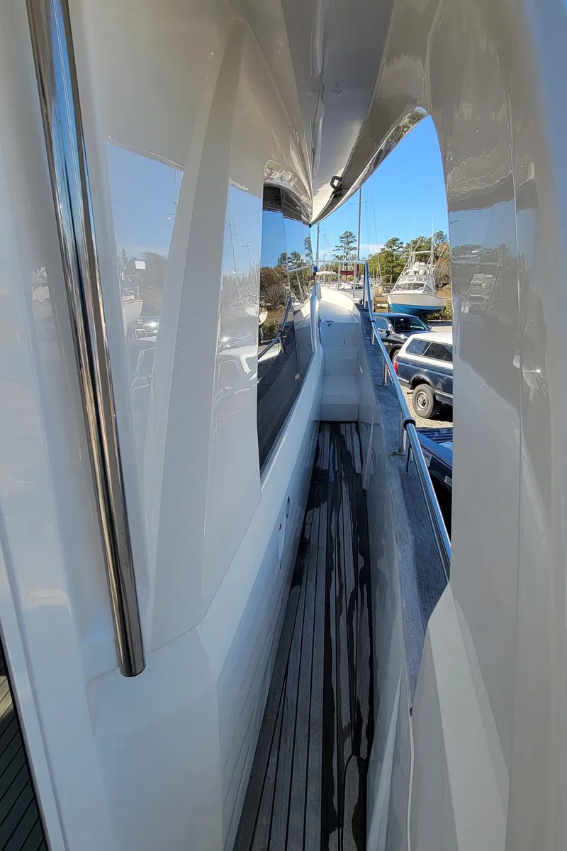 Slide: The Image of Greenline 40 Hybrid 2022 - 74