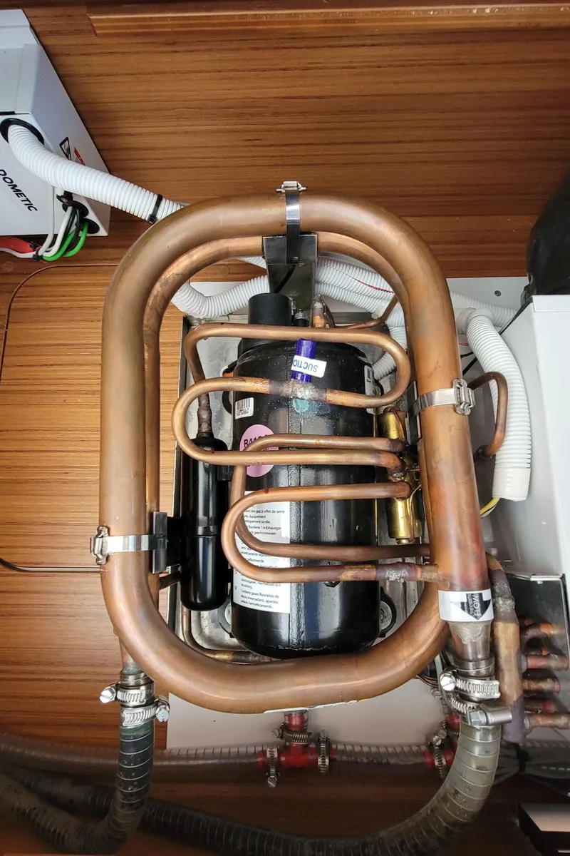 Slide: The Image of Greenline 40 Hybrid 2022 - 81