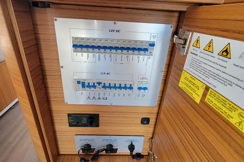 Slide: The Image of Greenline 40 Hybrid 2022 - 89