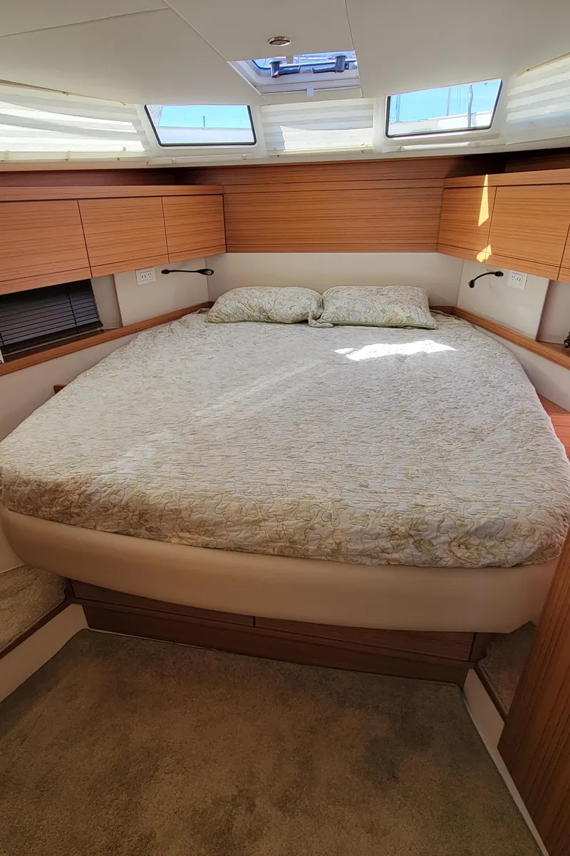 Slide: The Image of Greenline 40 Hybrid 2022 - 92